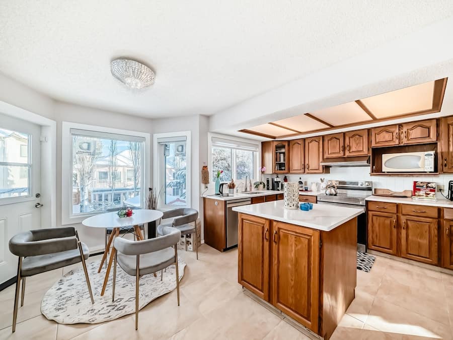 Full-sized fridge, microwave, oven, stovetop