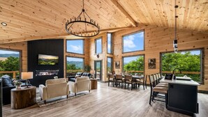 Smart TV, fireplace, books - Epic Views•HotTub•Theater•Near DT•Pool (Gatlinburg)