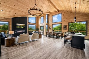 Smart-TV, Kamin, Bücher