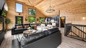 Smart TV, fireplace, books - Epic Views•HotTub•Theater•Near DT•Pool (Gatlinburg)