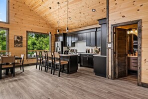 Wasserkocher mit Kaffee-/Teezubehör, Kühlschrank, Mikrowelle, Ofen