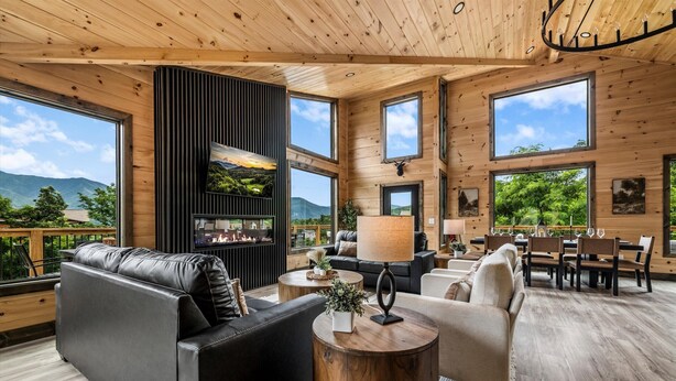 Smart TV, fireplace, books - Epic Views•HotTub•Theater•Near DT•Pool (Gatlinburg)