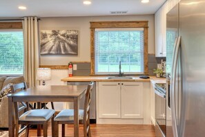 Fridge, microwave, oven, stovetop - Perfect 2-bedroom cabin in Suches for a cozy mountain escape (Suches)