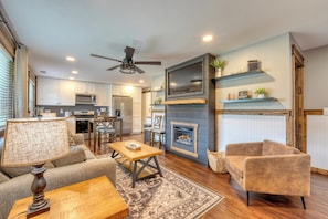 Smart TV - Perfect 2-bedroom cabin in Suches for a cozy mountain escape (Suches)
