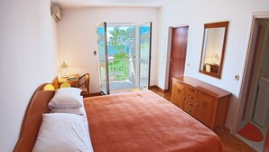 Apartemen | 1 kamar tidur, setrika/meja setrika, dan seprai linen