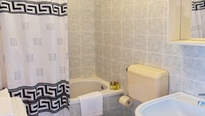 Apartemen | Kamar mandi | Bathtub dan pengering rambut