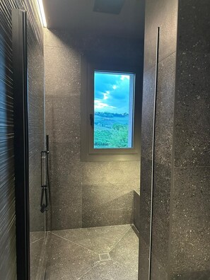 Shower, hair dryer, towels - Villa Irene Langhe – School House Ground Floor, View of the Monforte and Novello Vineyards (Piemonte)