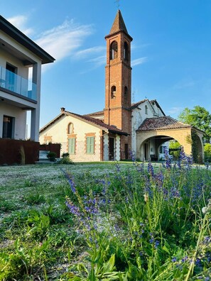 Property grounds - Villa Irene Langhe – School House Ground Floor, View of the Monforte and Novello Vineyards (Piemonte)