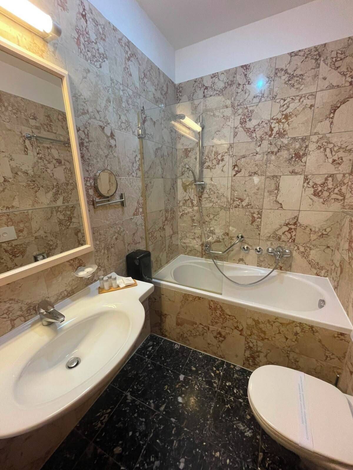 Une salle de bain avec un lavabo, des toilettes et une baignoire.