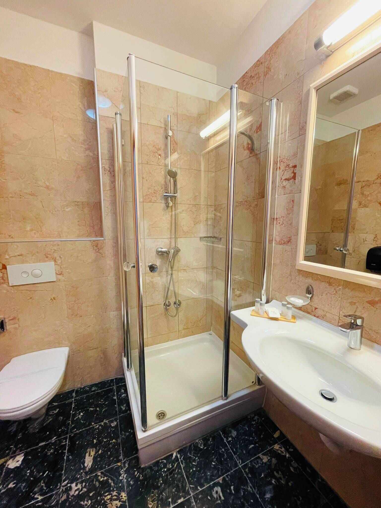 Habitación doble superior, vista al mar | Baño | Secadora de cabello, toallas, jabón, shampoo 
