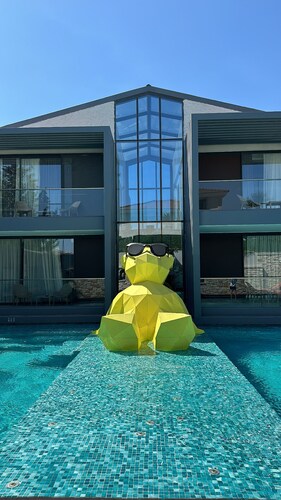 La Vanta Port Hotel