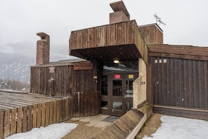 A rustic wooden building with a chimney, a wooden fence, and a sign indicating a restaurant. - 100m from ski slopes, 1st floor, view mountain, balcony, tv, 38m², Les Orres (Les Orres)