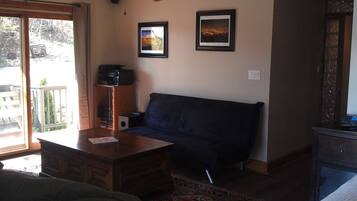 Smart TV, fireplace, table tennis, stereo