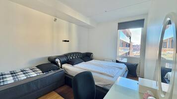 Iron/ironing board, WiFi, bed sheets