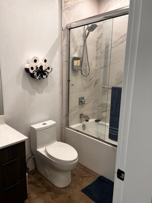 Chuveiro, secador de cabelo, toalhas de banho, sabonete