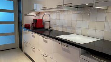 Een koelkast, een magnetron, een oven, een kookplaat