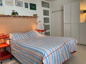 2 habitaciones, escritorio, tabla de planchar con plancha y wifi gratis 