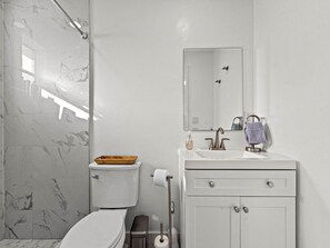 Ducha, toallas, jabón, papel higiénico