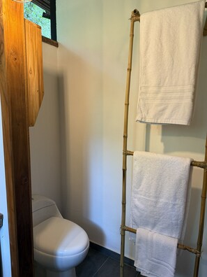 Shower, towels, soap, toilet paper - River Cabin (Santa Marta)