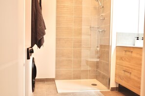 Hair dryer, towels, soap, toilet paper - Vrbo Property (Fréjus)