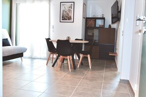 Dining - A comfortable vacation right on the fine sandy beach! (Fréjus)