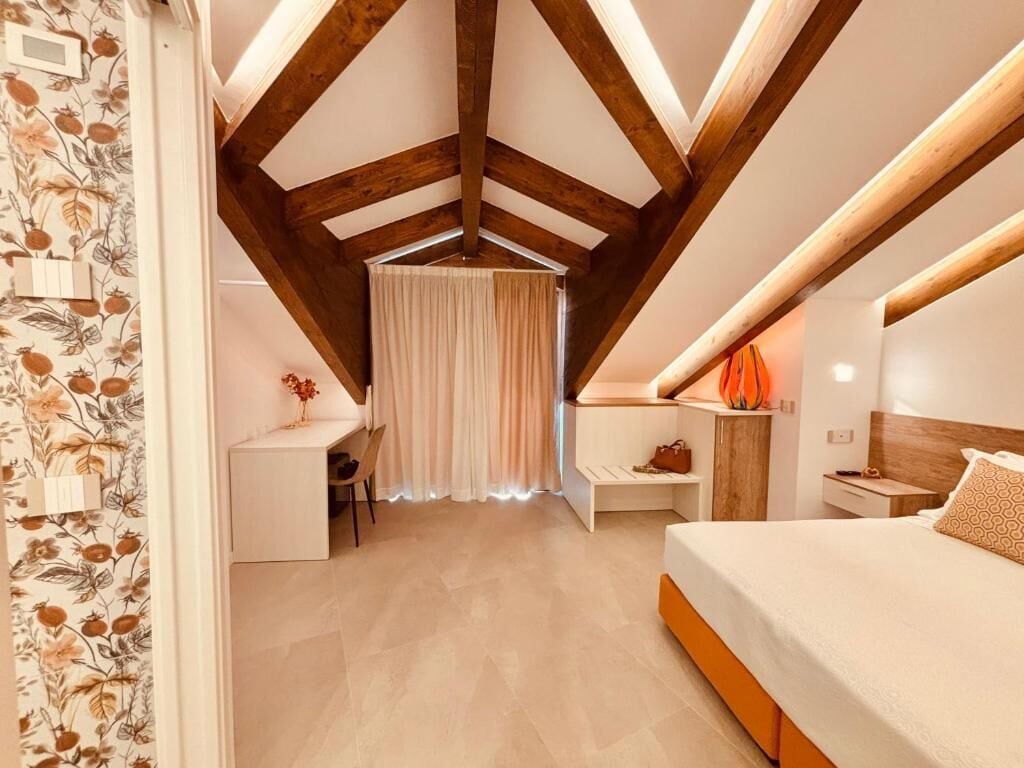 Deluxe-Doppelzimmer, Balkon, Meerblick | Zimmersafe, schallisolierte Zimmer, Bügeleisen/Bügelbrett