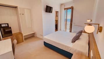 Deluxe-Doppelzimmer, Balkon, Meerblick | Zimmersafe, schallisolierte Zimmer, Bügeleisen/Bügelbrett