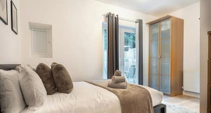 Modern 3 Bed 3 Bath Flat | Parking | Edgware
