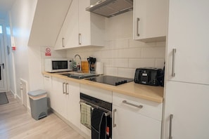 Kühlschrank, Mikrowelle, Ofen, Herdplatte