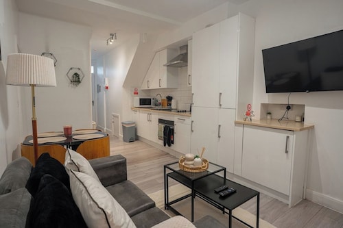 Modern 3 Bed 3 Bath Flat | Parking | Edgware