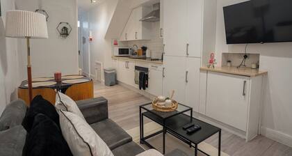 Modern 3 Bed 3 Bath Flat | Parking | Edgware