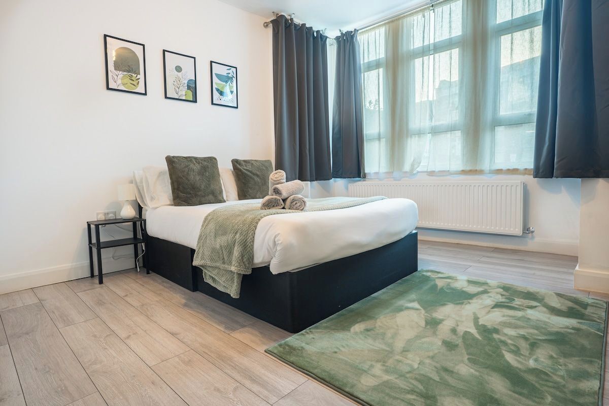 3 bedrooms, iron/ironing board, Internet, bed sheets