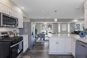 Private kitchen - Spacious 5BD 2BA House / Melrose Park (Melrose Park)