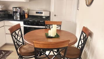 Hus, 1 soverom, terrasse, hageutsikt | Spisestue