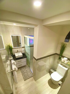 Bathroom - Jaden's Guest House - by Zenbreak (Cane Garden)