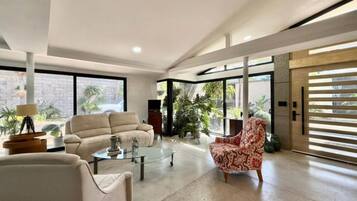 House, 5 Bedrooms, Accessible, Patio | Living area