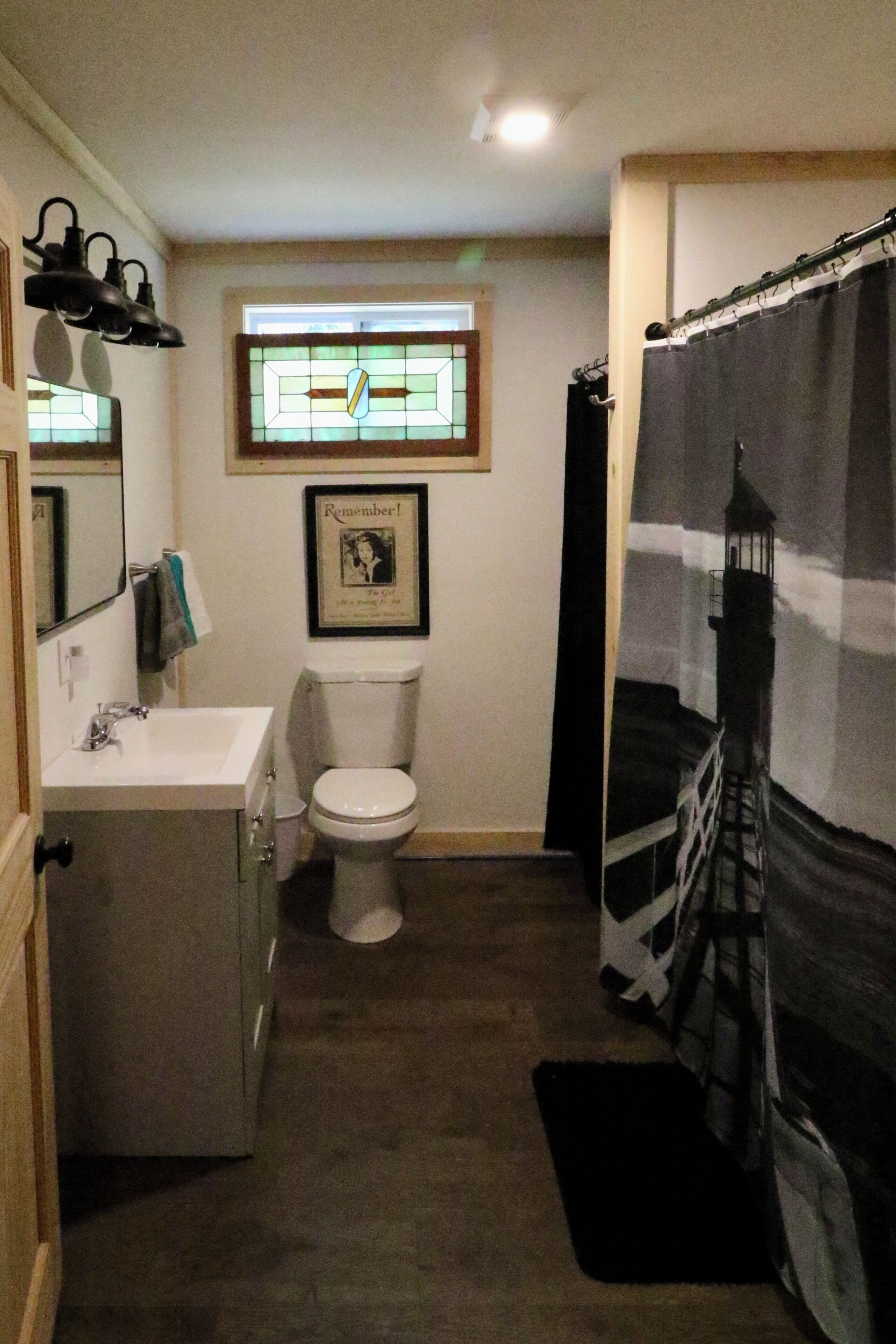 Secador de cabelo, toalhas de banho, sabonete, papel higiênico