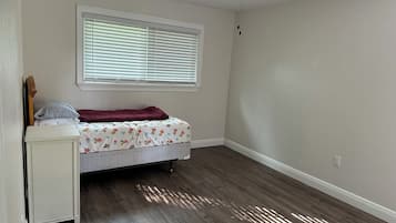 Tabla de planchar con plancha, acceso a internet y ropa de cama