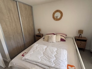3 室のベッドルーム、アイロン / アイロン台、WiFi、ベッドシーツ