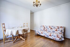 Ein Essbereich mit Tisch, Stühlen und einer Couch.