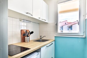A kitchen with a window, a sink, a wooden countertop, and a dishwasher. - Le Clos des Tamaris - Bel appt proche plage (Biscarrosse)