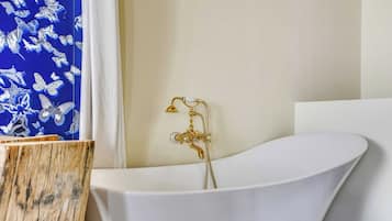 Apartment | Bathroom | Bathtub, hair dryer, towels, shampoo