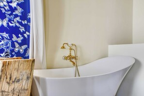 Apartment | Bathroom | Bathtub, hair dryer, towels, shampoo - Authentic Apartment 1br/3p - Notre Dame (Paris)