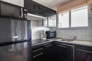 A modern kitchen with a stainless steel refrigerator, a coffee maker, a microwave, and a toaster. - Le Studio de Canet - À 200 m de la plage (Canet-en-Roussillon)