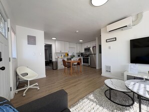 Eine moderne Wohnung mit Essbereich, Küche und Wohnzimmer.