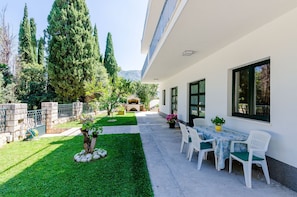 Apartment | Outdoor dining - Apartments Garden - One-bedroom Apartment With Terrace (Konavle)