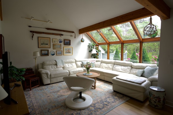 Living area - Carole's Place - Remodeled 2BR/2BA in Edgartown - Pool, Bikes, Near South Beach (Edgartown)
