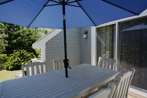 Outdoor dining - Carole's Place - Remodeled 2BR/2BA in Edgartown - Pool, Bikes, Near South Beach (Edgartown)