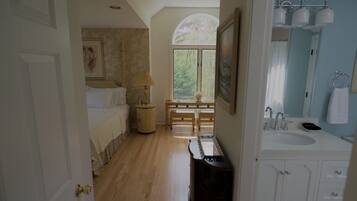 2 bedrooms, desk, iron/ironing board, WiFi