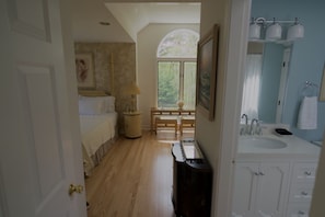 2 bedrooms, desk, iron/ironing board, WiFi